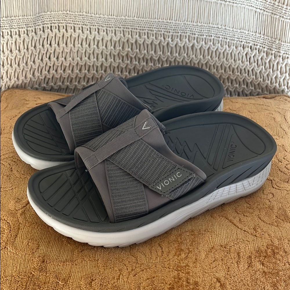 Women’s Vionic Gray and White Comfort Sandals Size 6